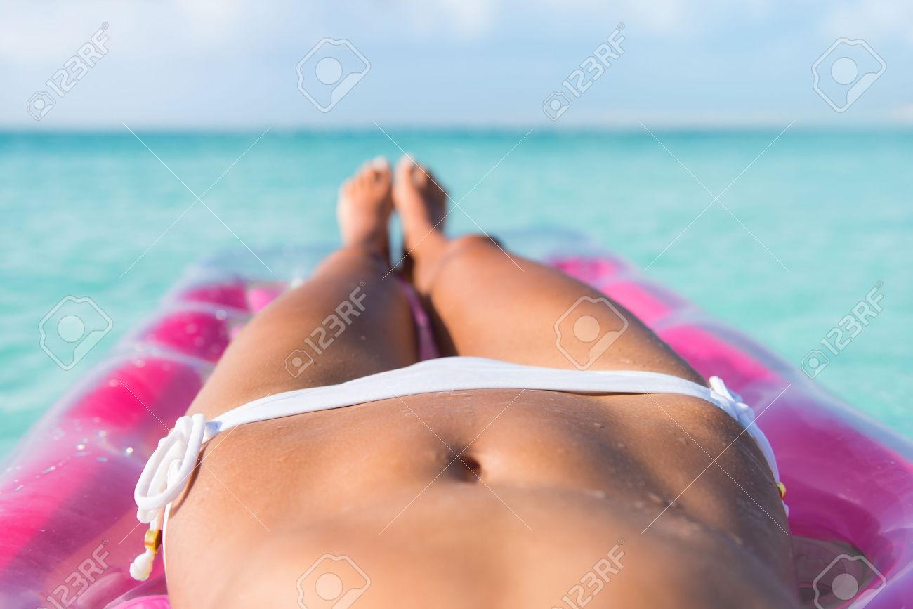 Bronceadas El De Colchón Primer Abs La Aire Piernas Bronceado Plano Estómago En Océano Bikini Playa Cama Cuerpo Sexy Mujer Y c3FKlT1J