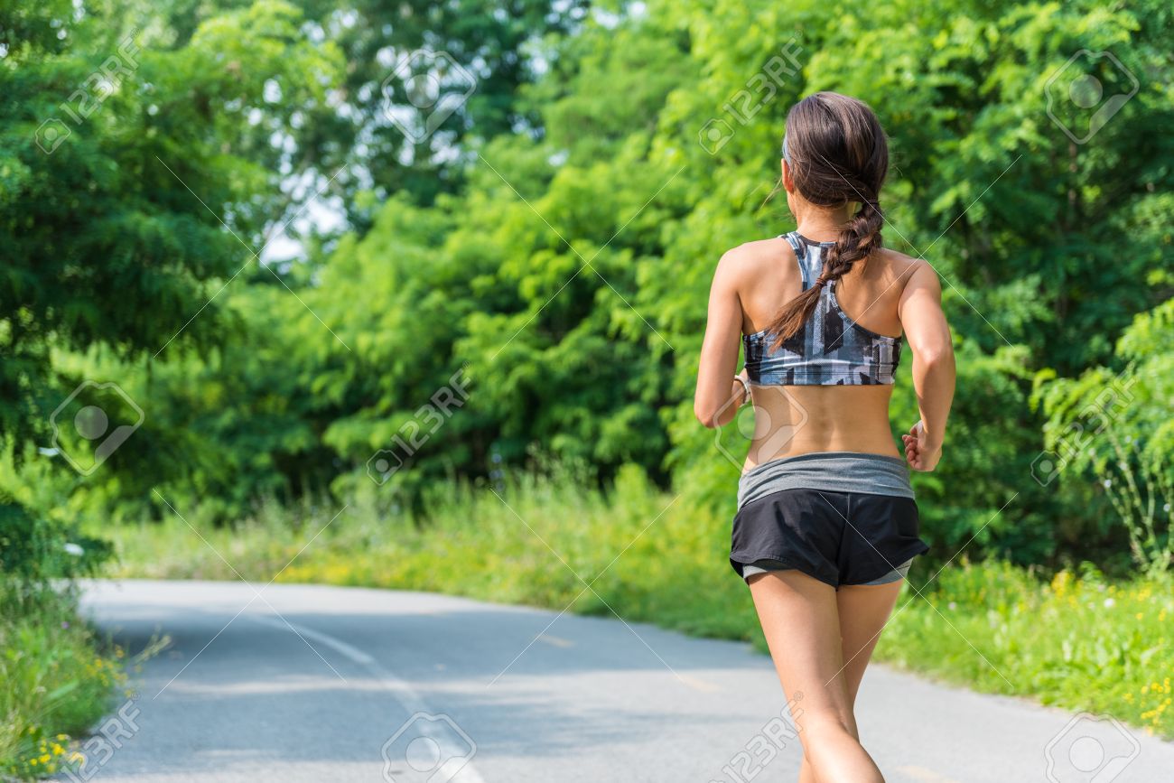 健康的な生活を送る夏都市公園で実行されているアクティブなライフ スタイル女の子ランナー 後ろ背中太ももセルライトの減量のためのトレーニングを有酸素運動からジョガー アスリート女性 フィットのボディに成功への道 の写真素材 画像素材 Image