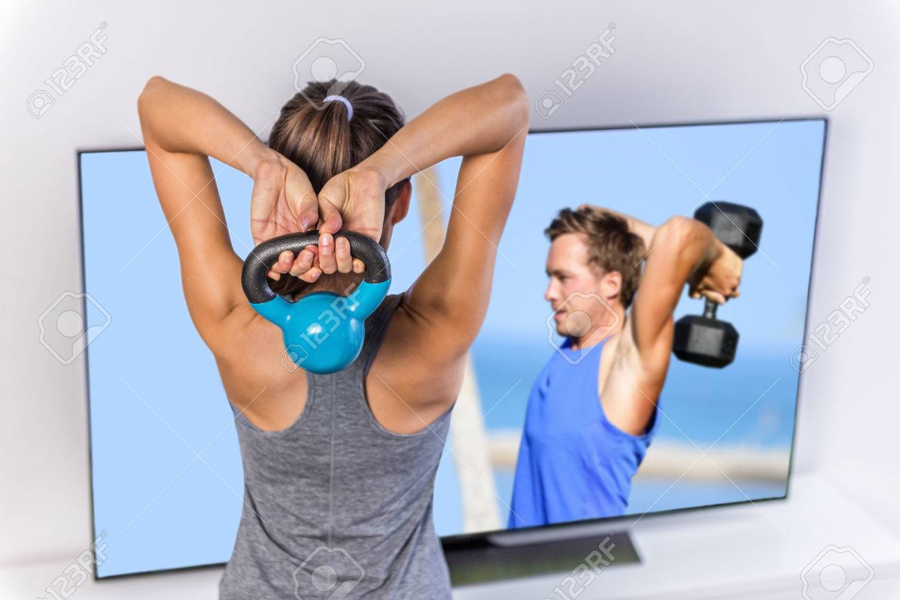 Fitness Zu Hause Frau Arbeitet Fernsehen Zuruck Von Einem Jungen