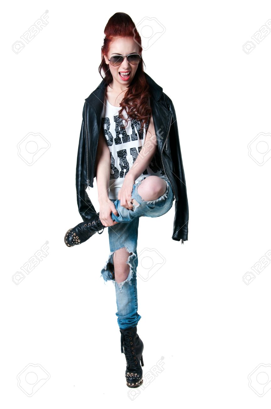Mooie jonge rocker vrouw model met schattige rode kapsel, draagt ​​lederen jas, spijkerbroek geript, zwarte laarzen met hoge hakken en spikes, met Mooie jonge rocker vrouw model met schattige rode kapsel, draagt ​​lederen jas, spijkerbroek geript, zwarte laarzen met hoge hakken en spikes, met