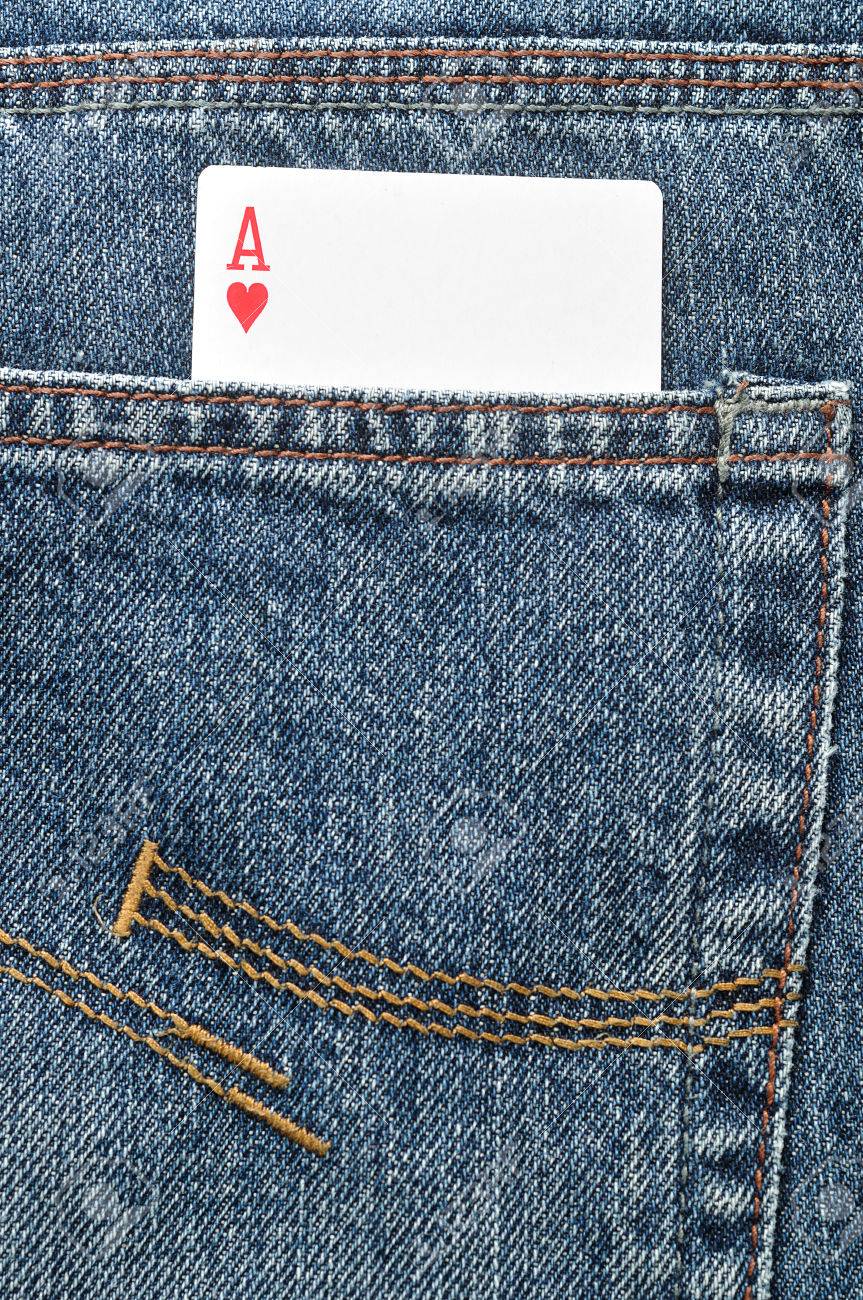 Ein Ass Der Herzen In Der Gesäßtasche Einer Jeans Hose Lizenzfreie Fotos,  Bilder Und Stock Fotografie. Image 61001120.