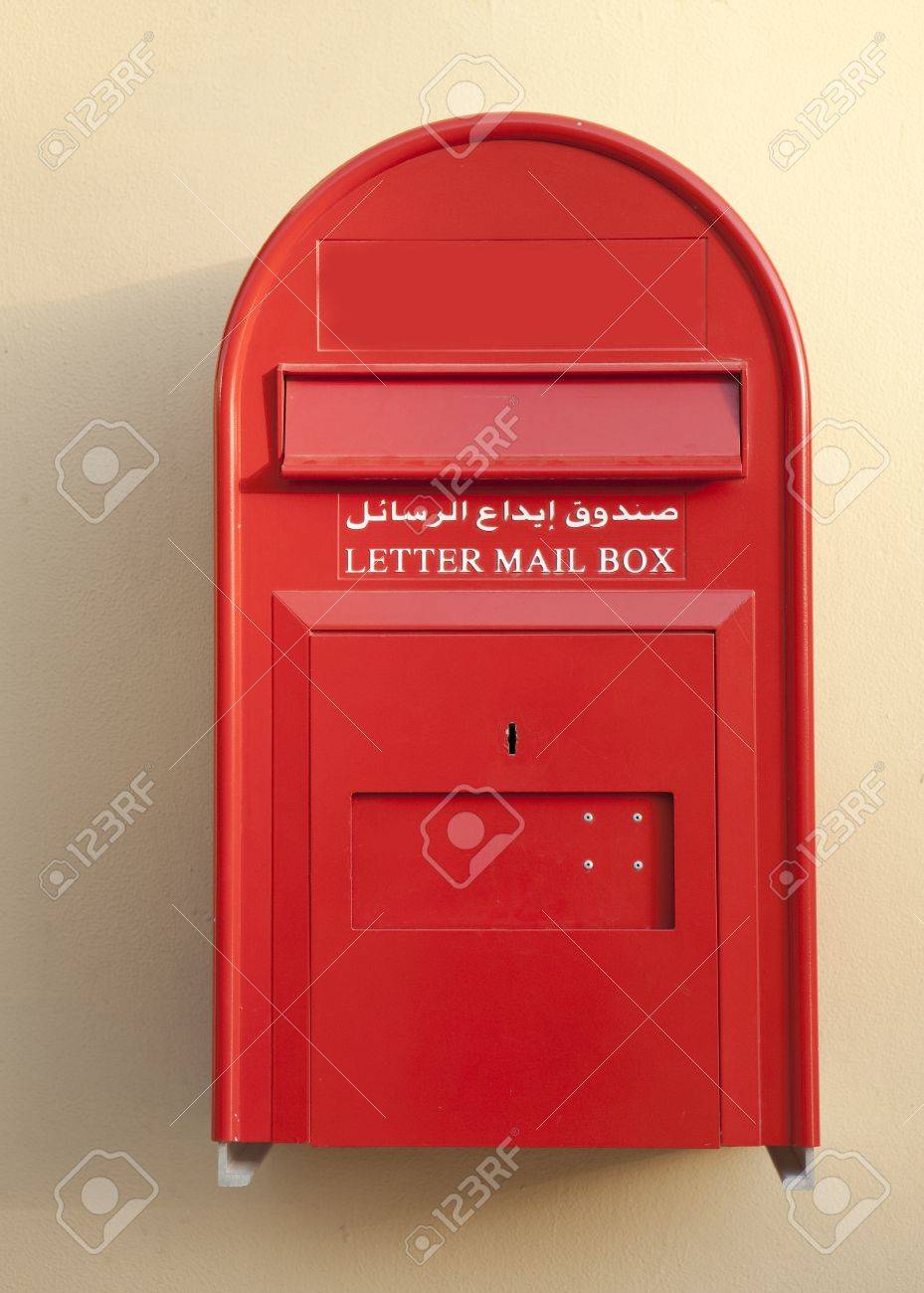 Immagini Stock Una Casella Di Posta Elettronica Rossa Con Le Lettere In Inglese E Arabo Image 12751084