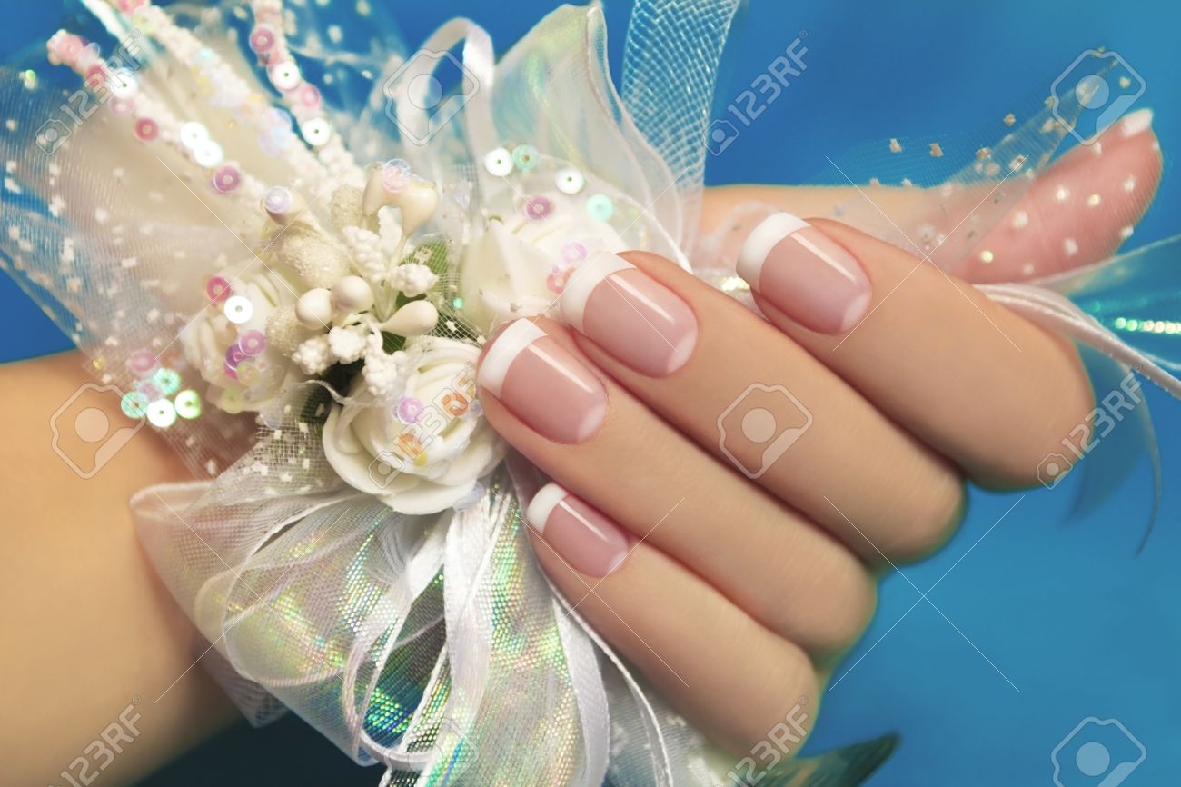 結婚式の白いリボンと花のお祭りの装飾を持つ女性の手にマニキュア の写真素材 画像素材 Image