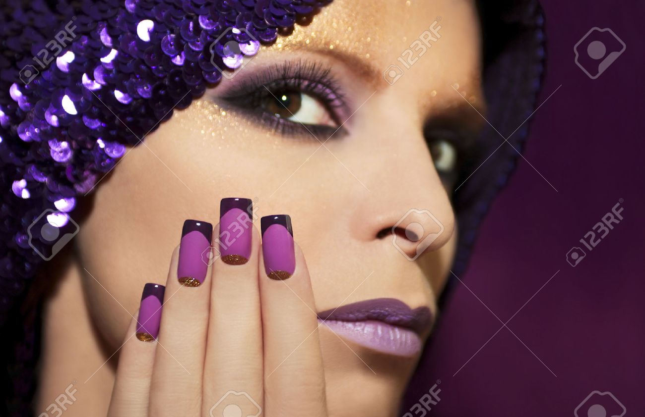 紫色のフランス語マニキュアと異なる紫紫の色調を持つ少女のメイクアップ の写真素材 画像素材 Image 3346