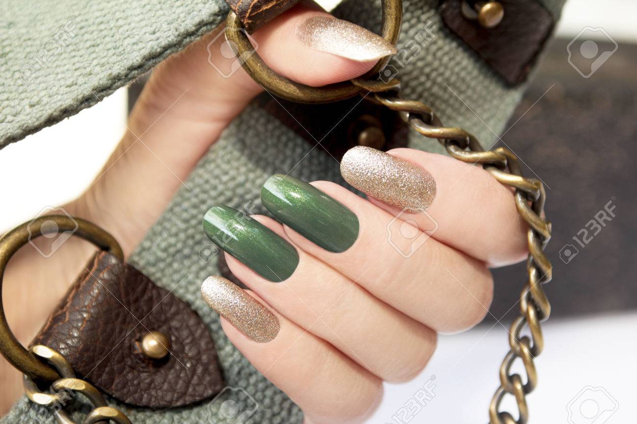 彼の手でベルトの緑銀マニキュア の写真素材 画像素材 Image