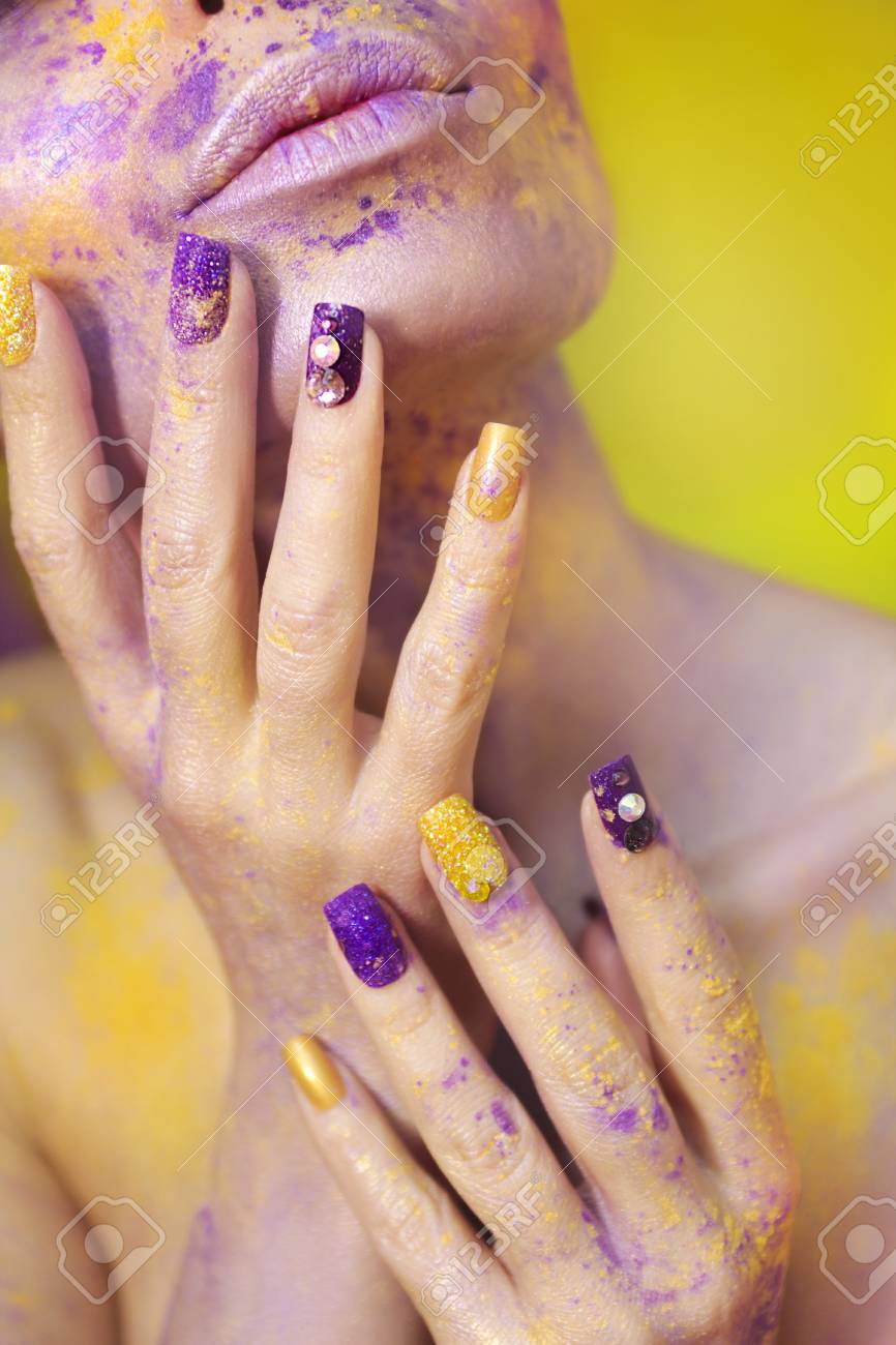 Maquillaje Y Manicura Con Un Color Lila Amarillo En Las Unas La