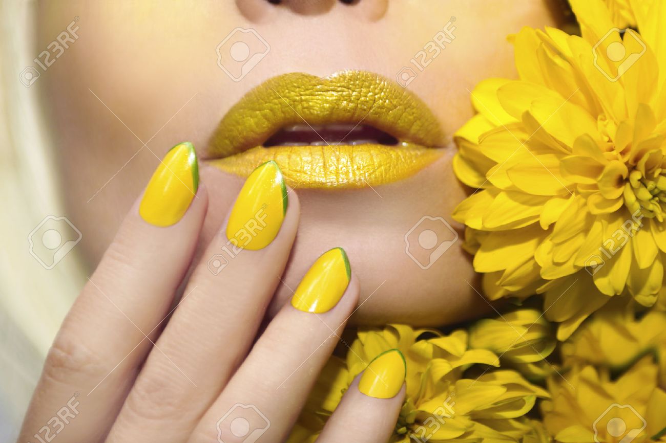 黄色の化粧とマニキュアの花クローズ アップと女性で爪のシャープな楕円形 の写真素材 画像素材 Image 黄色の化粧とマニキュアの花クローズ アップと女性で爪のシャープな楕円形 の写真素材 画像素材 Image