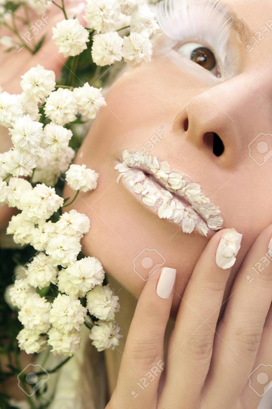 応用まつげとジプソフィラ クローズ アップの花びらを持つ短いマニキュア白化粧 の写真素材 画像素材 Image 応用まつげとジプソフィラ クローズ アップの花びらを持つ短いマニキュア白化粧 の写真素材 画像素材 Image