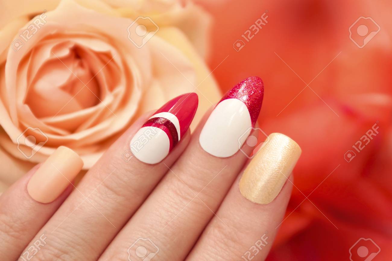 女性の手に異なる正方形および楕円形の爪のマルチカラーのパステル カラーのネイル デザインをクローズ アップ の写真素材 画像素材 Image