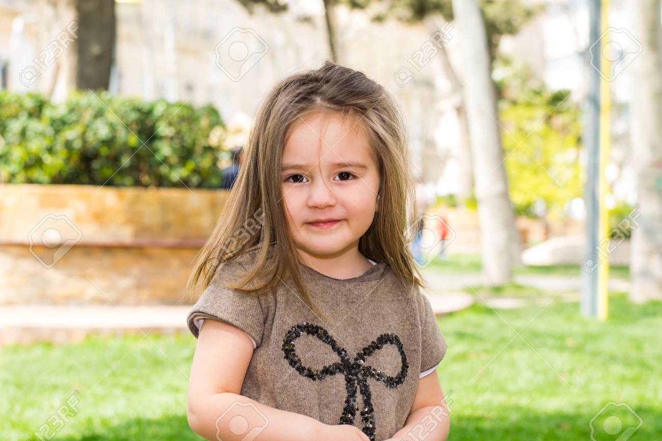 屋外でポーズ長い髪と 3 歳の子供の女の子 の写真素材 画像素材 Image