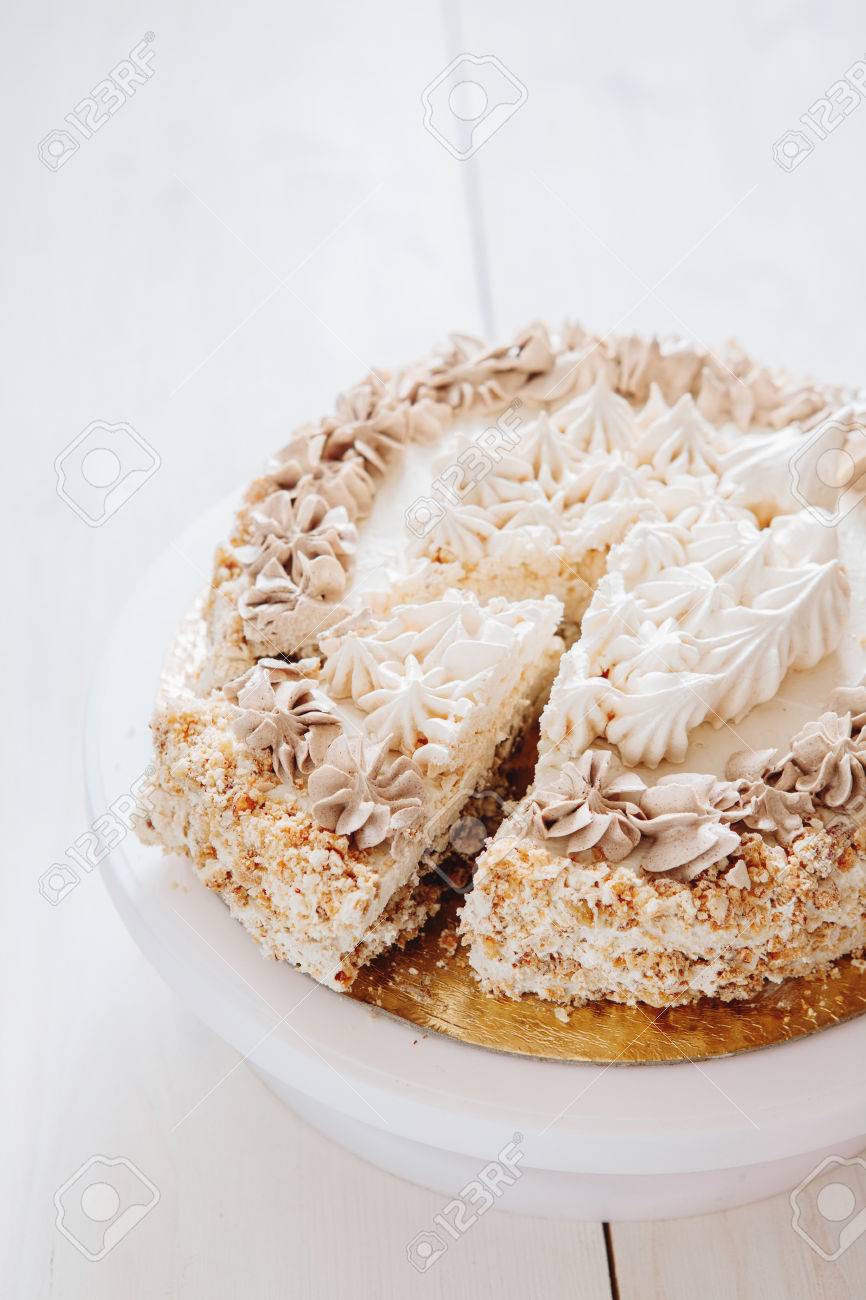 Meringue Et Gateau Aux Noix Avec Style Minimaliste Creme Au Chocolat Banque D Images Et Photos Libres De Droits Image