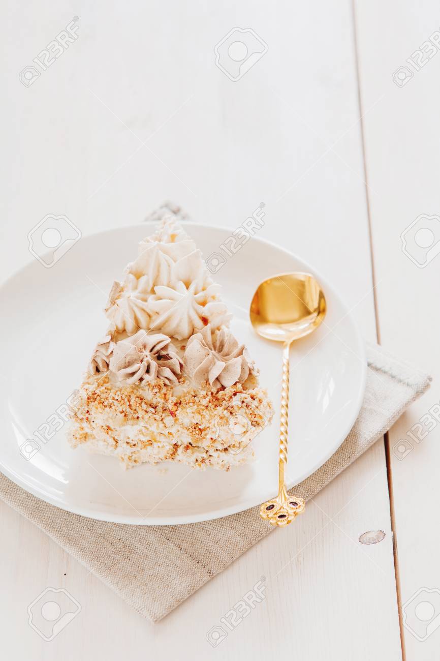 Meringue Et Gateau Aux Noix Avec Style Minimaliste Creme Au Chocolat Banque D Images Et Photos Libres De Droits Image