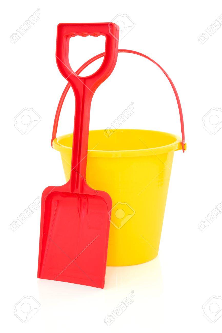 Strand Emmer En Schep Speelgoed In Rood En Geel Geà  Gele Speelgoed Emmer Geïsoleerd Op Witte Achtergrond