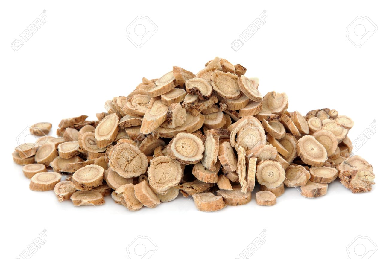 白い背景の上中国の漢方薬レンゲ ルート ハーブ使用黄チー の写真素材 画像素材 Image