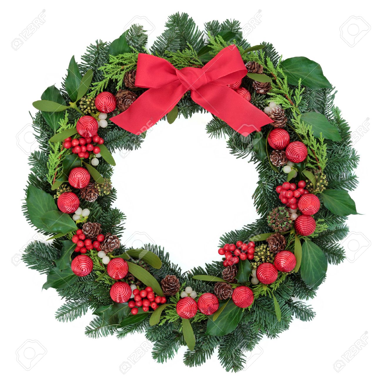 赤い安物の宝石の装飾と白い背景の上の弓 ホリー アイビー ヤドリギ 冬の緑のクリスマス リース の写真素材 画像素材 Image