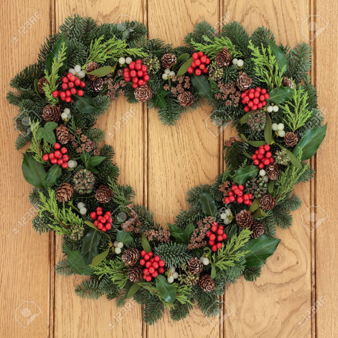 クリスマス ハート形のオークの背景にホリー アイビー ヤドリギ 冬の緑と花輪 の写真素材 画像素材 Image クリスマス ハート形のオークの背景にホリー アイビー ヤドリギ 冬の緑と花輪 の写真素材 画像素材 Image