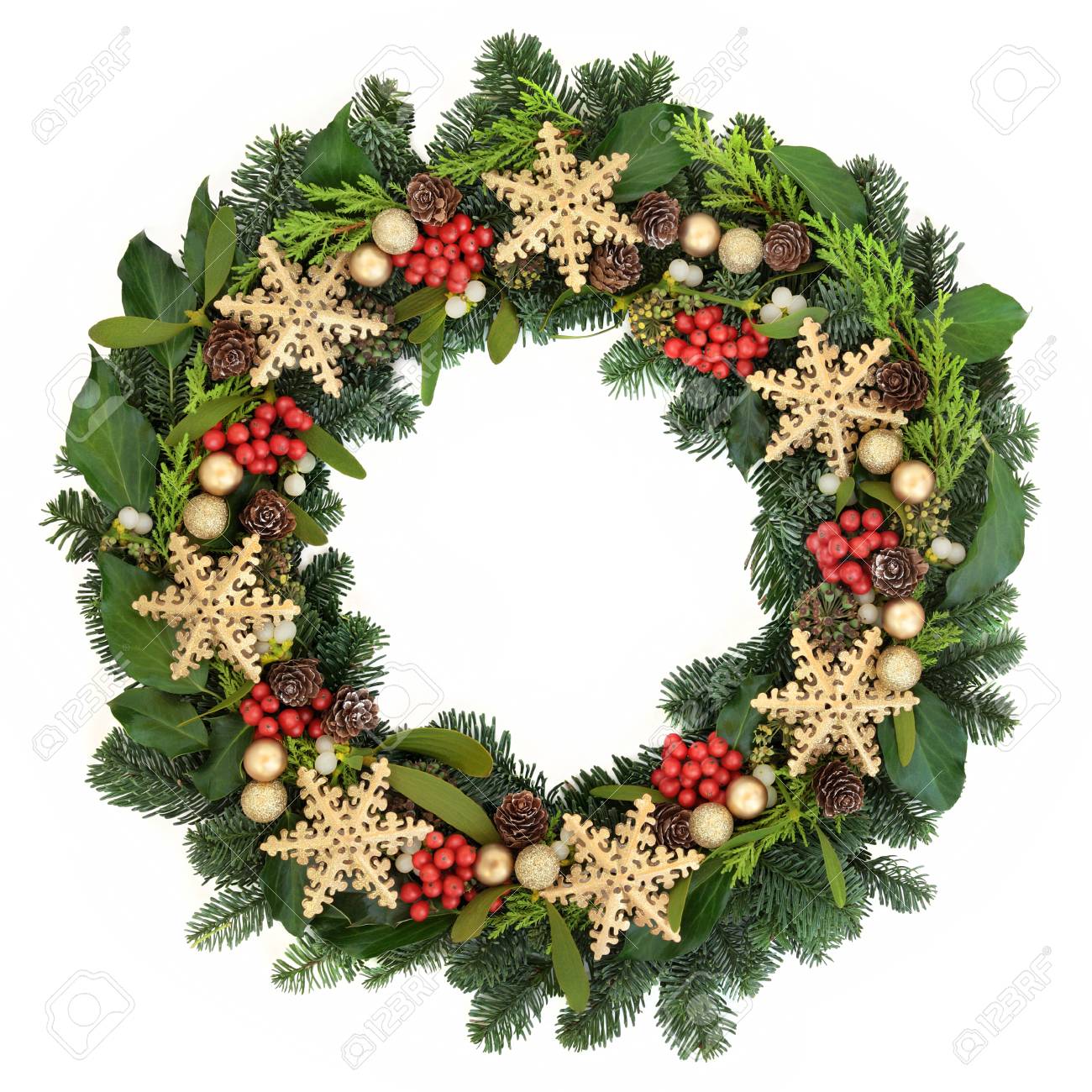 クリスマス リース ゴールドの雪の結晶と安物の宝石装飾 ホリー 白い背景の上のツタ ヤドリギ 冬の緑 の写真素材 画像素材 Image
