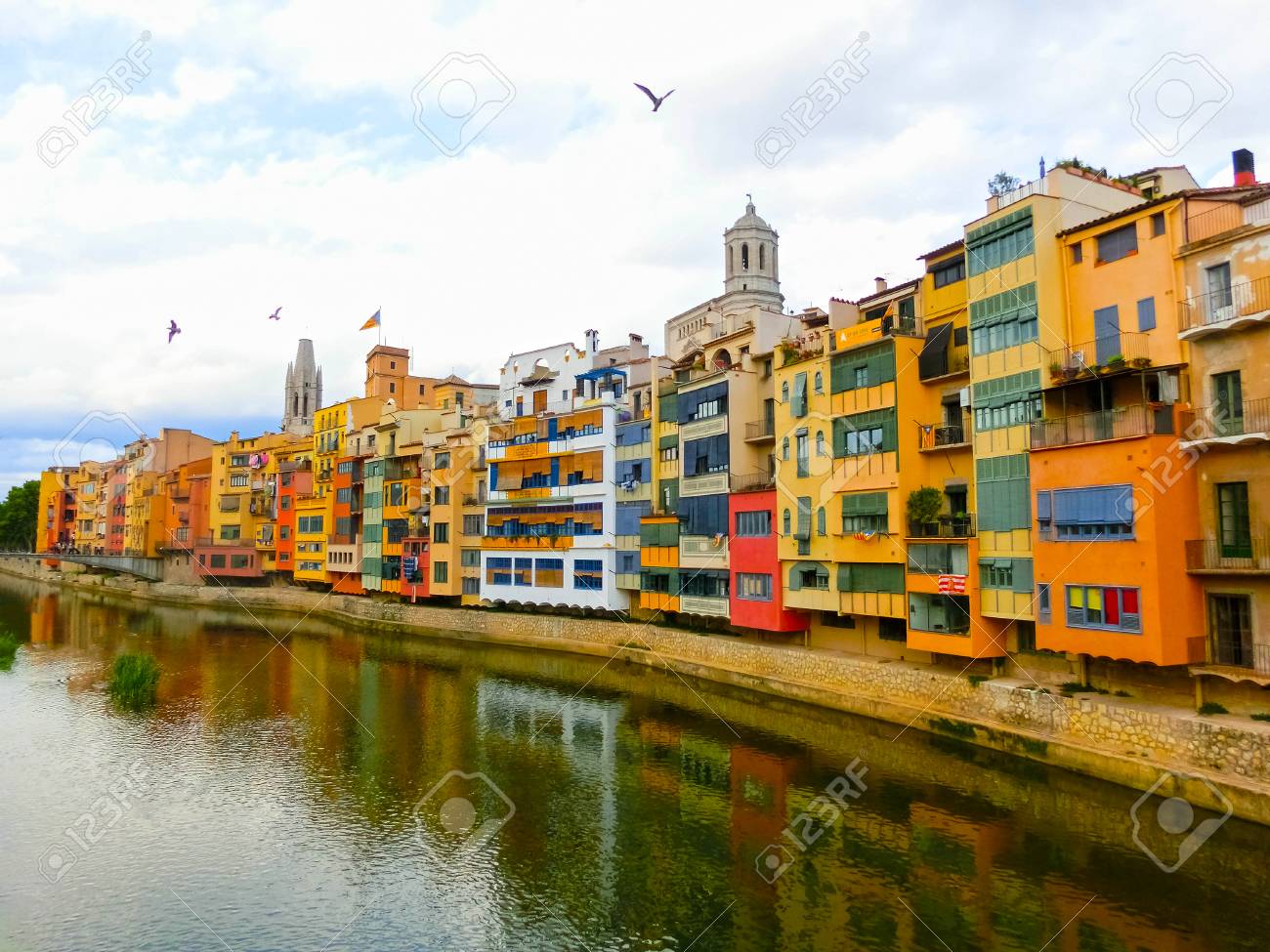 ジローナ カタルーニャ スペインのカラフルな黄色とオレンジ色の家 の写真素材 画像素材 Image