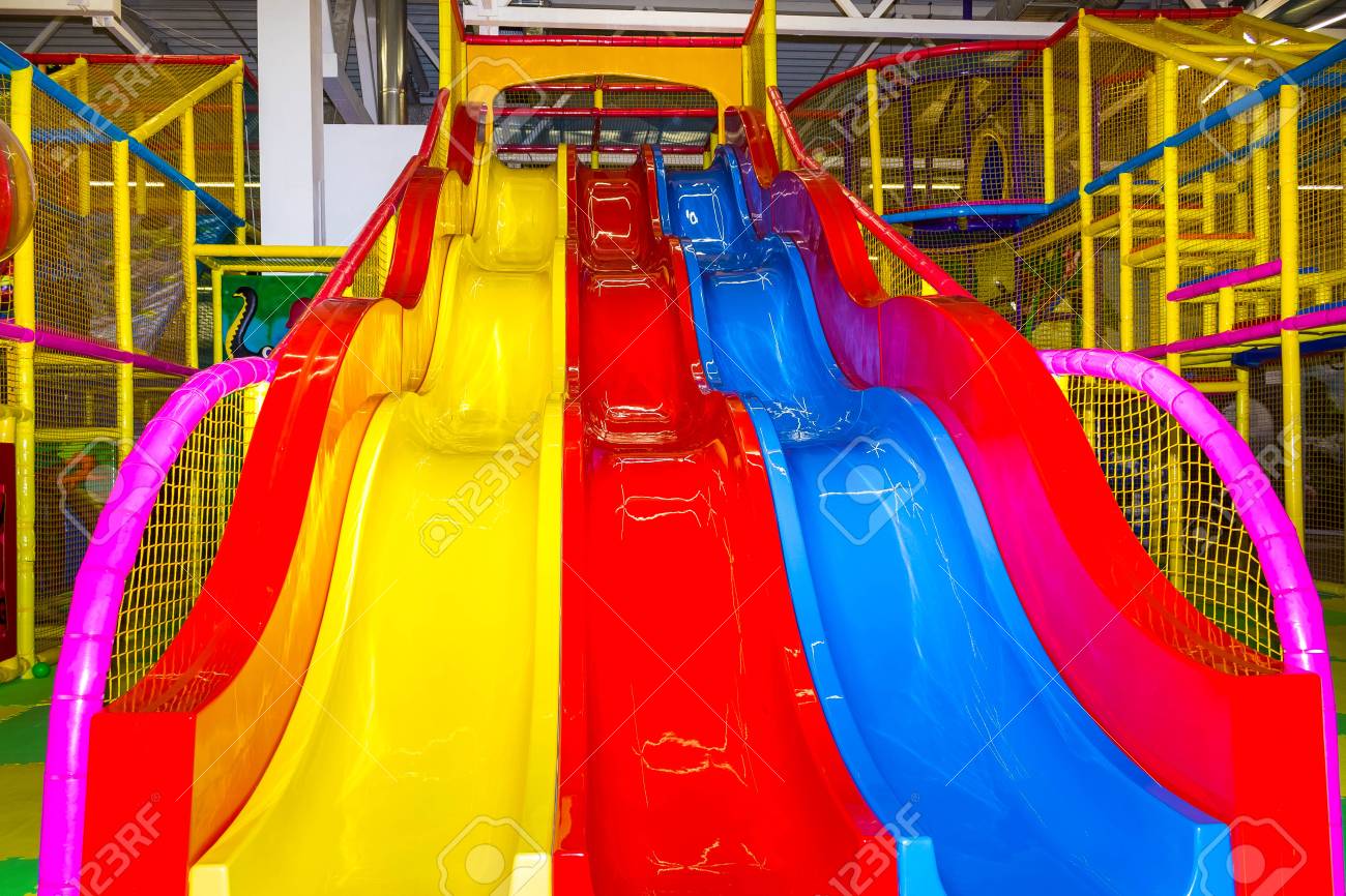 Bolas coloridas na piscina com bolas na sala de jogos