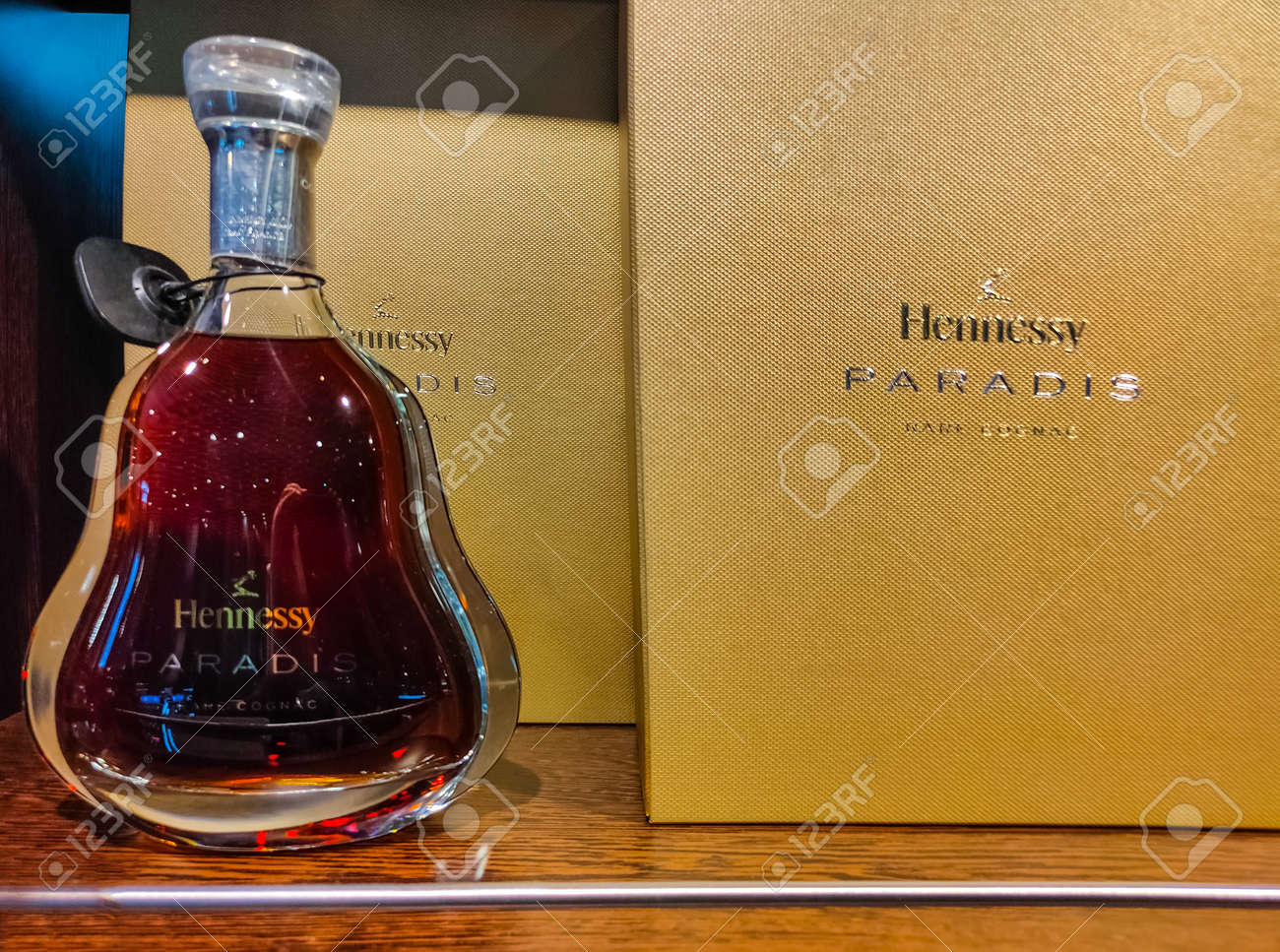 Hennessy Paradise Extra ケーキスタンド Hennessy XO with Premium