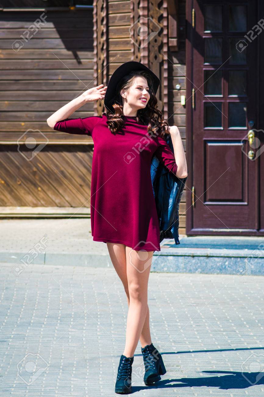 おしゃれな女性が旧市街でポーズの屋外のポートレート の写真素材 画像素材 Image