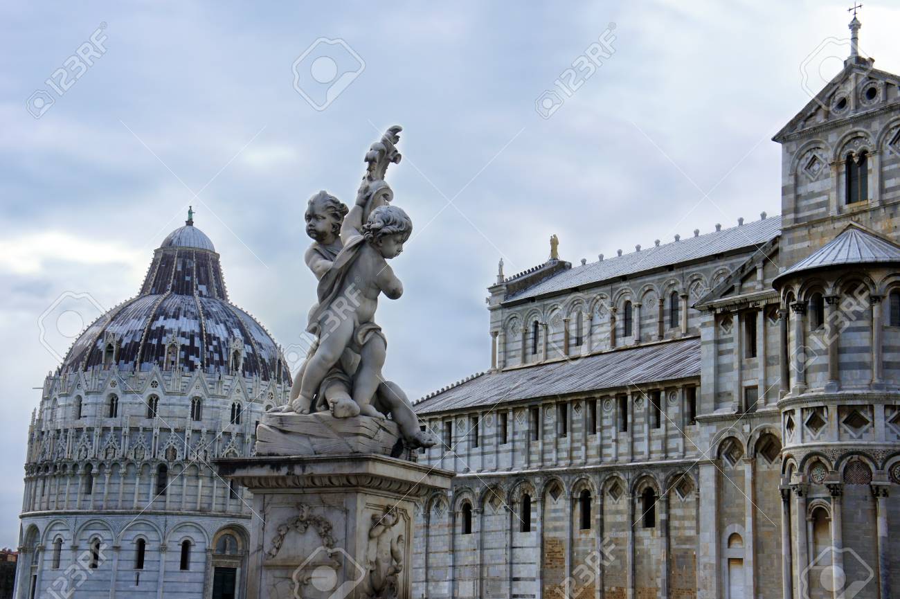 大理石の天使と奇跡の場所 ピサのサン ジョヴァンニ洗礼堂 の写真素材 画像素材 Image