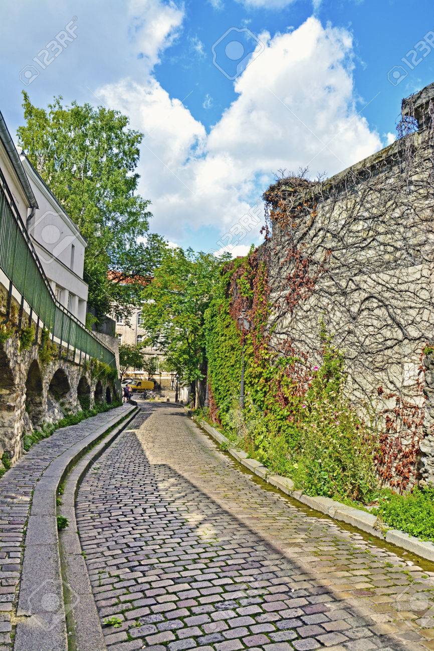 モンマルトル パリ フランスの古い町並み の写真素材 画像素材 Image モンマルトル パリ フランスの古い町並み の写真素材 画像素材 Image