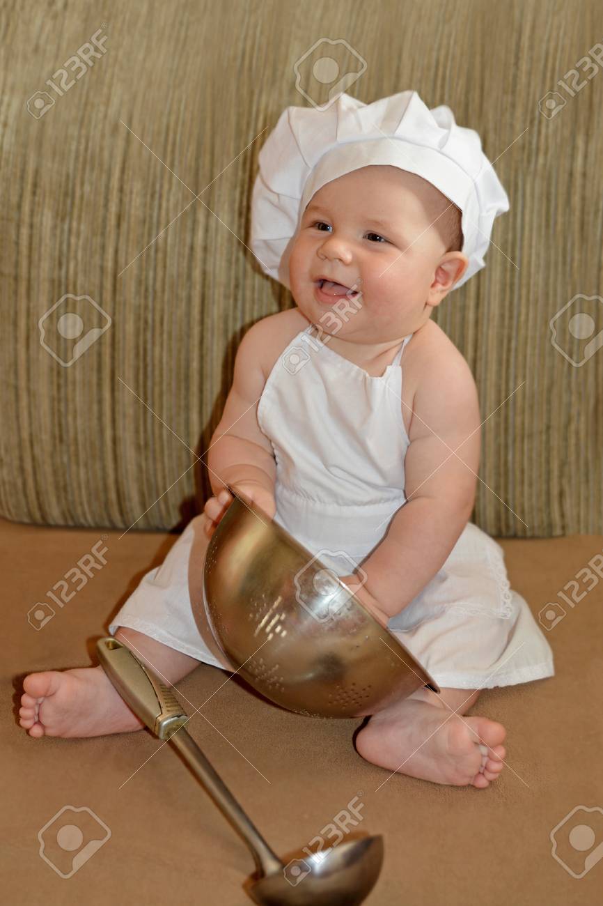 Heureux Petit Bebe Mignon En Chapeau De Chef Avec Des Accessoires De Cuisine Banque D Images Et Photos Libres De Droits Image