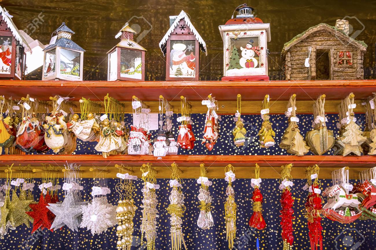 ストラスブール フランス 12 月 12 16 休日のショッピング ストラスブールのクリスマスマーケットでのクリスマスハンドメイドの おもちゃやデコレーション アルザス フランス の写真素材 画像素材 Image 3150