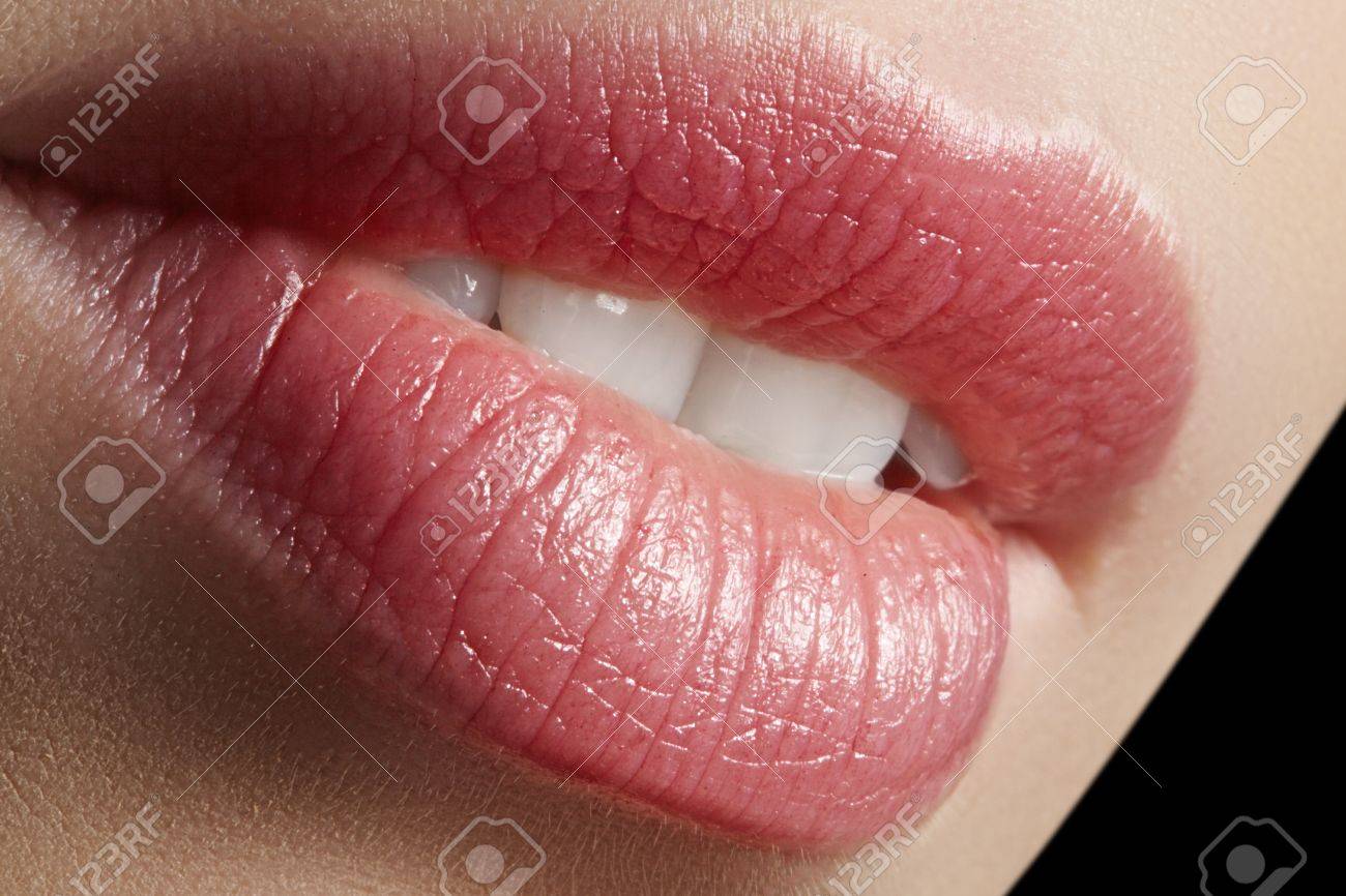甘いキス 完璧な自然のリップメイク 美しい女性の口とマクロ写真を閉じます 肉付きの良い唇 クローズ アップの顔の詳細 きれいな肌を完璧な光の新鮮なリップメイク アップ 美しいスパ柔らかい唇 の写真素材 画像素材 Image