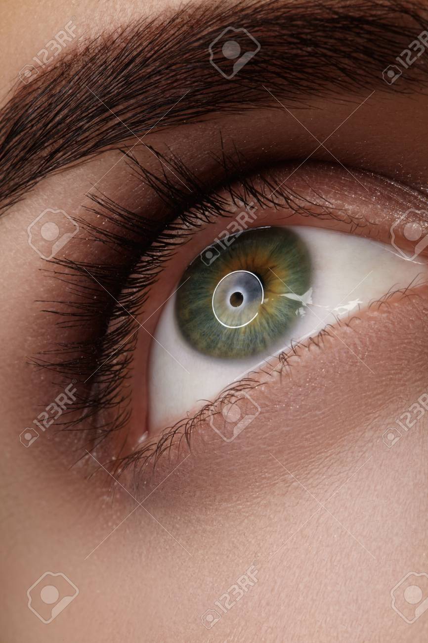 完璧な形の眉毛と美しい女性の目のクローズ アップ マクロ きれいな肌 ファッション ナチュレル スモーキーなメイク セクシーな目 良好な視力 の写真素材 画像素材 Image