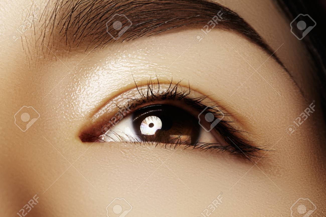 古典的なきれいなメイクと女性の目の美しいマクロは 完璧な形の眉毛 ベージュのアイシャドウ 化粧品とメイクアップ 目を気にします 毎日のメイクでアジアの目 の写真素材 画像素材 Image