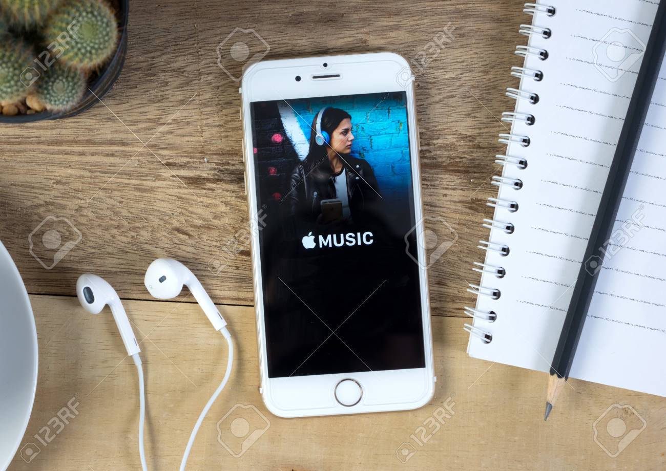 Iphone 6 に表示されるアップルの音楽アプリのスクリーン ショット アップルの音楽は Iphoneに到着した新しいitunesベースの音楽ストリーミングサービスです の写真素材 画像素材 Image Iphone 6 に表示されるアップルの音楽アプリのスクリーン ショット アップルの音楽は Iphoneに到着した新しいitunesベースの音楽ストリーミングサービスです の写真素材 画像素材 Image