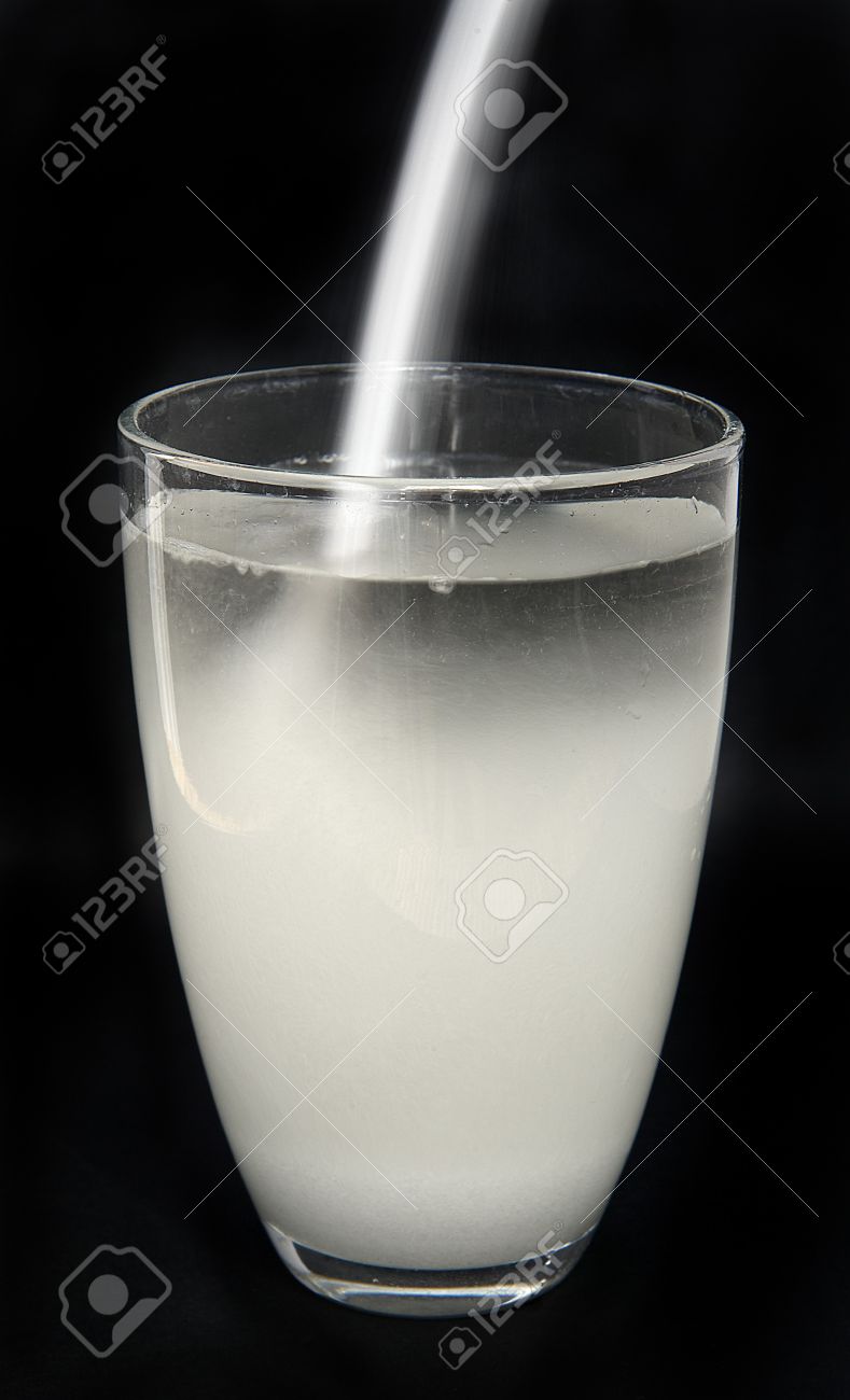 Un Vaso De Agua Con Azucar Fotos Retratos Imagenes Y Fotografia De Archivo Libres De Derecho Image