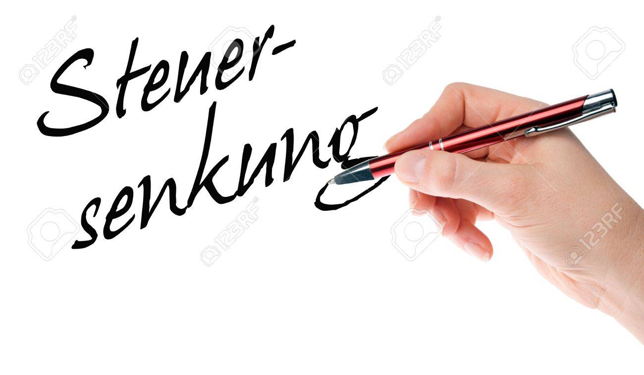 ドイツ語の単語の減税を書くペンを持つ手 の写真素材 画像素材 Image
