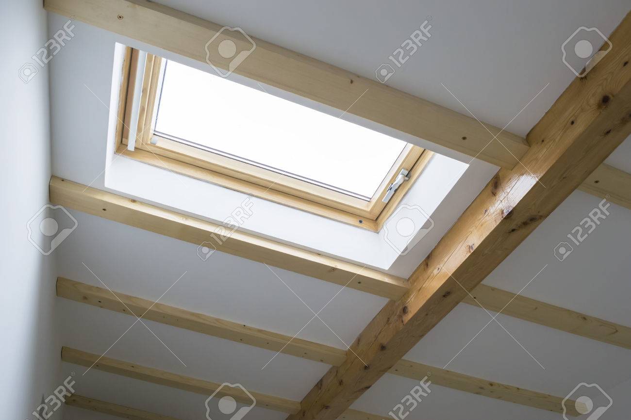 天窓照明 換気 インテリア ビューの家の屋根裏部屋の屋根の上にインストールされています の写真素材 画像素材 Image