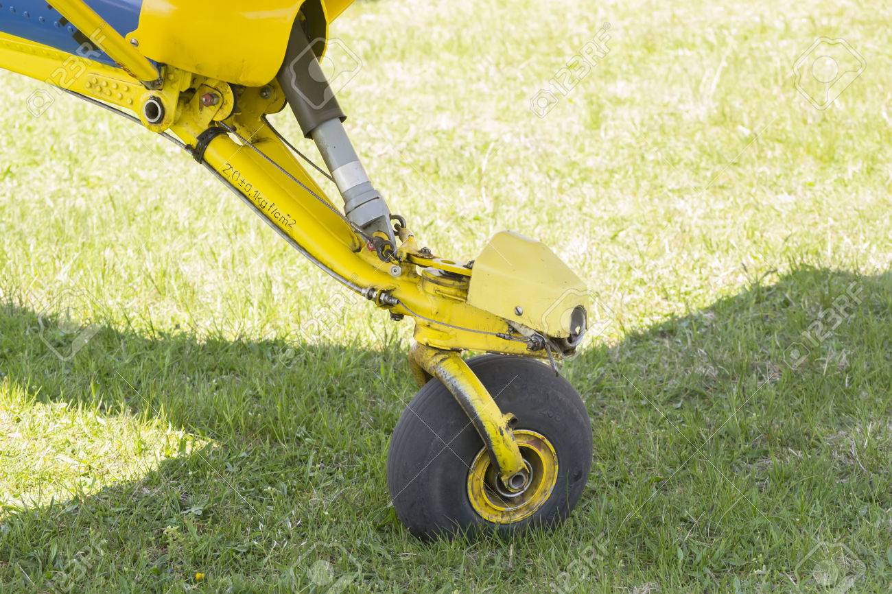 軽飛行機の後部ランディングギア アームとタイヤの詳細ビュー の写真素材 画像素材 Image