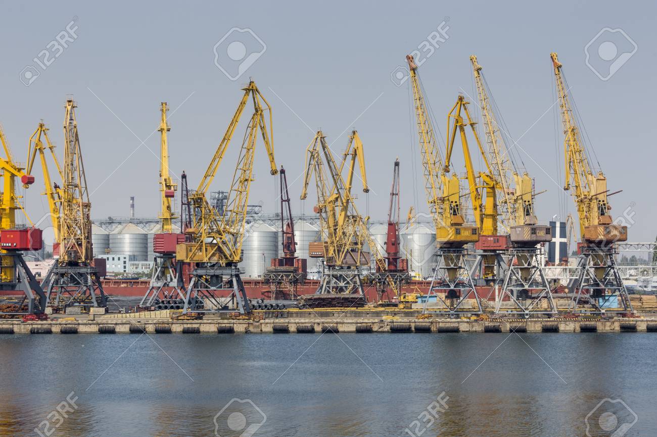 オデッサ ウクライナ 16 年 7 月 30 日 空の港湾での仕事なし貨物クレーンはコンテナ クレーン貨物港ターミナルで 危機 状態の履行を怠られた麻痺全体の経済 の写真素材 画像素材 Image