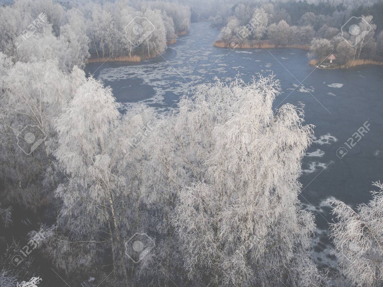 雪に覆われた森と湖上から背景がポーランドでドローンで撮影した冬の空撮 の写真素材 画像素材 Image 雪に覆われた森と湖上から背景がポーランドでドローンで撮影した冬の空撮 の写真素材 画像素材 Image