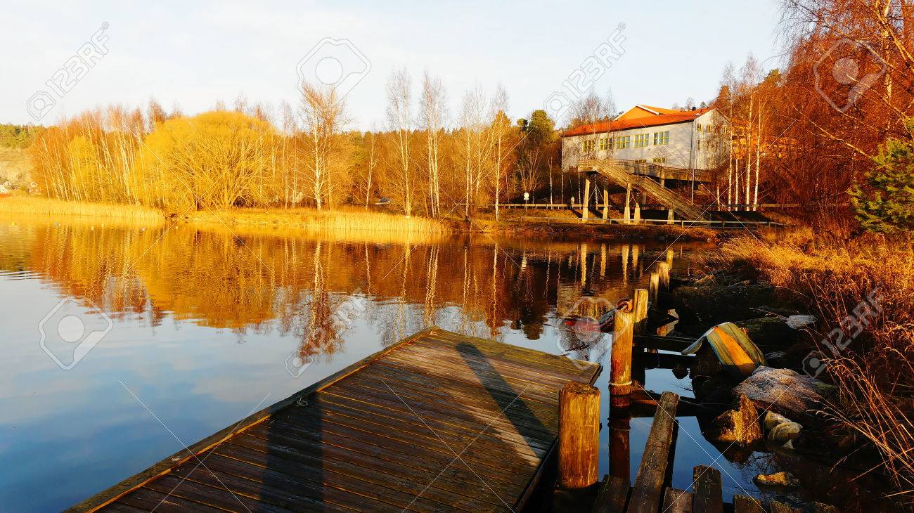 Holzerne Brucke Aus Brettern Alten Hervorstehenden Pfahlen Im Wasser Auf Dem Fjord Herbsttag Der Stadt Porsgrunn Skien Sud Norwegen Region Telemark Norwegen Lizenzfreie Fotos Bilder Und Stock Fotografie Image 35254366
