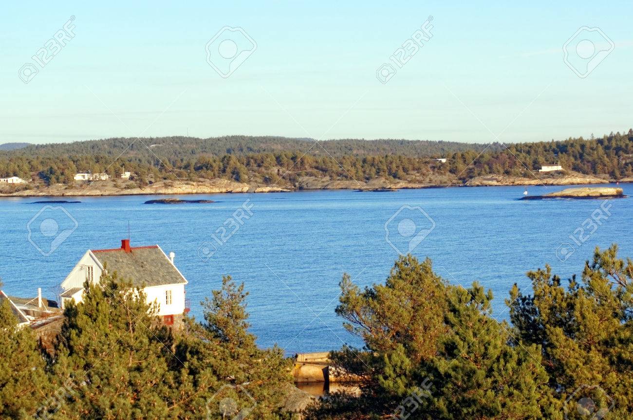 Kleine Weisse Haus Aus Holz Gebaut Rund Schnee Auf Den Felsen
