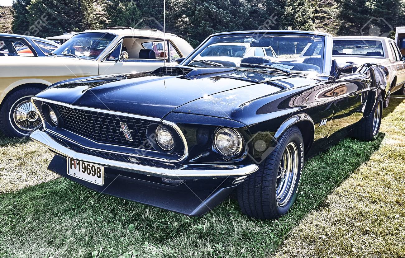 Froya 島 ノルウェー 16 年 7 月 24 日 ノルウェーの島民の古典的な車クラブ Kysttreffet 16 の自動車ショーで黒のフォード マスタング クラシックカーの側 大西洋とノルウェー フィヨルドの島 の写真素材 画像素材 Image