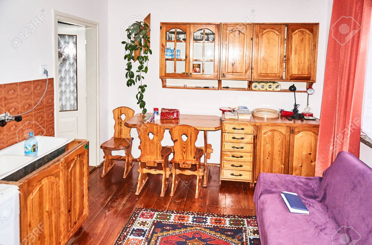 Lubaczow Polen 17 August 2016 Esszimmer Im Alten Stil Eingerichtet Holzbohlen Auf Dem Boden Alte Stuhle Rohre An Den Wanden Alte Gerichte Region Ostpolnischen Grenzgebiete Polens Und Ukrain Lizenzfreie Fotos Bilder
