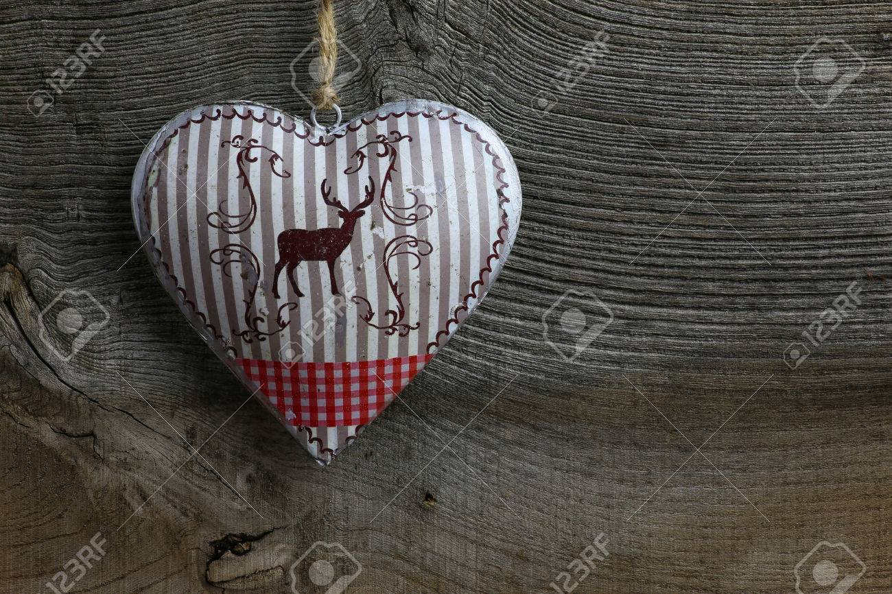 Rustikales Herz aus Holz mit Hirsch