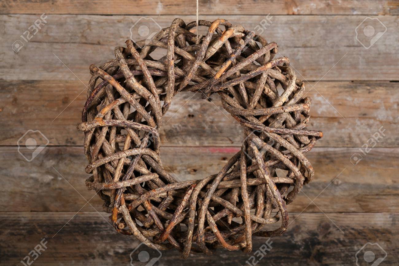 古い木製の素朴な背景に自然木の枝から丸い茶色のクリスマス リース の写真素材 画像素材 Image 古い木製の素朴な背景に自然木の枝から丸い茶色のクリスマス リース の写真素材 画像素材 Image