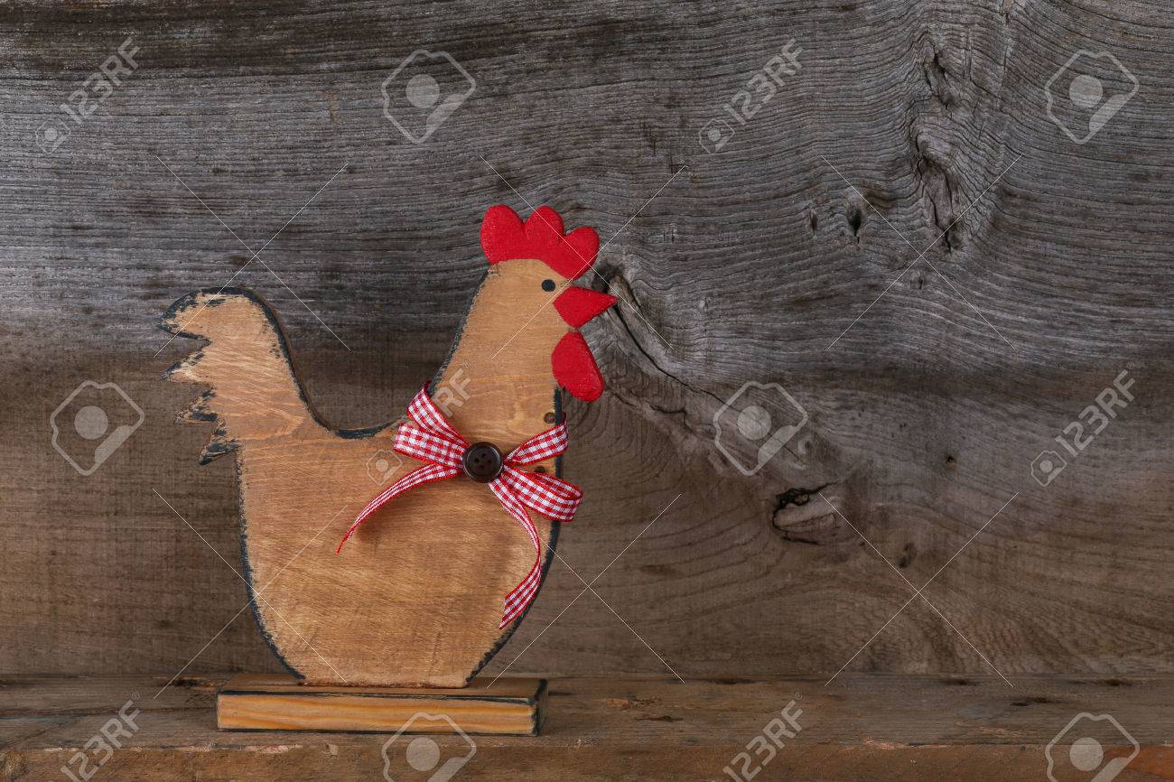 Drôle de bienvenue pays coq de poulet poule cuisine chalet forme de bois signe la décoration jouet sur vieux fond rugueux avec copie espace Drôle de bienvenue pays coq de poulet poule cuisine chalet forme de bois signe la décoration jouet sur vieux fond rugueux avec copie espace