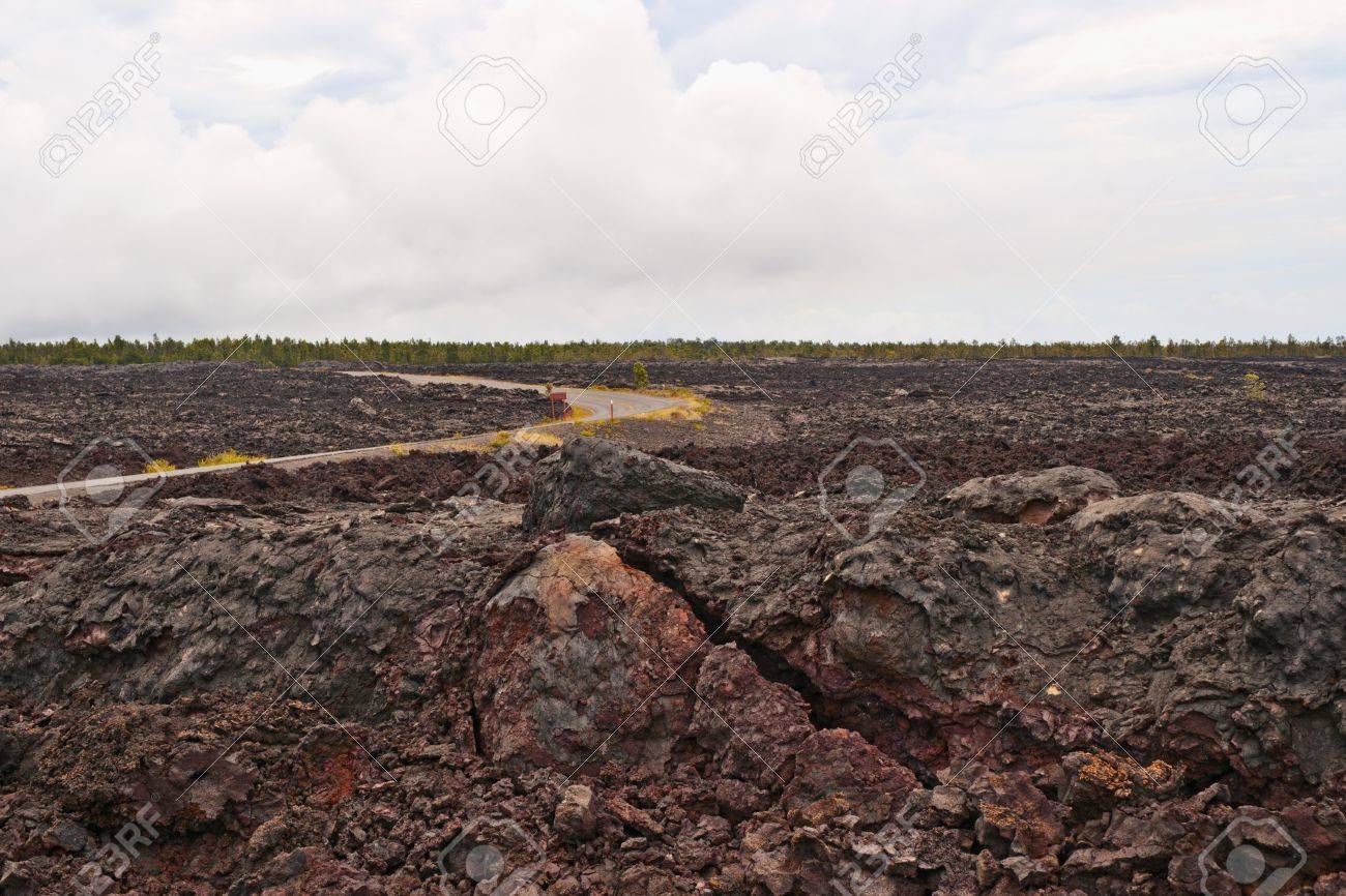 凝固割れ溶岩流火山 火山の風景ハワイのビッグアイランドでクレーター ロードのチェーンを運転するとき の写真素材 画像素材 Image