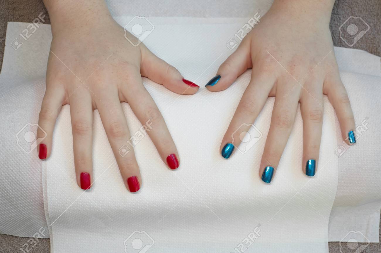 スタイリッシュな赤と青のマニキュア マニキュア の写真素材 画像素材 Image