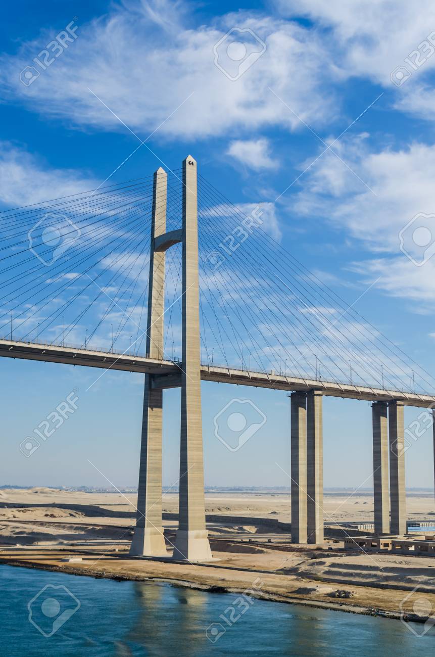 アルサラム橋 アルサラム平和橋としても知られるスエズ運河橋の眺め スエズ運河橋は エルカンタラのスエズ運河を渡る道路橋です の写真素材 画像素材 Image