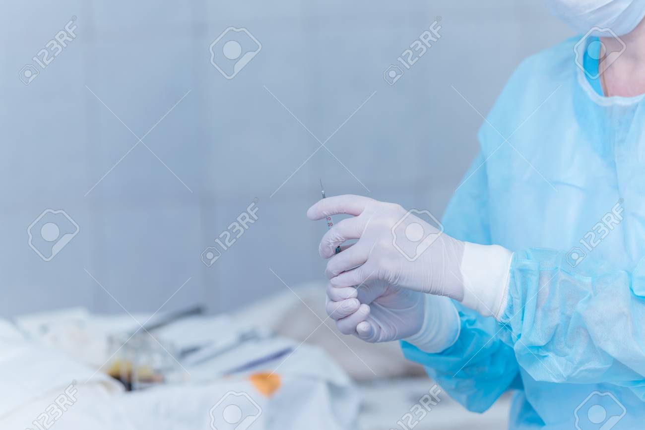 注射器を持つ麻酔科医の手 患者を麻酔する の写真素材 画像素材 Image